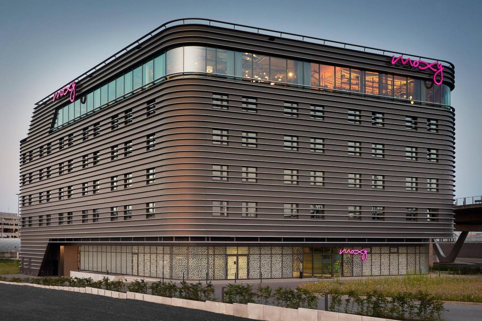 Moxy Bonn Airport Hotel Keulen