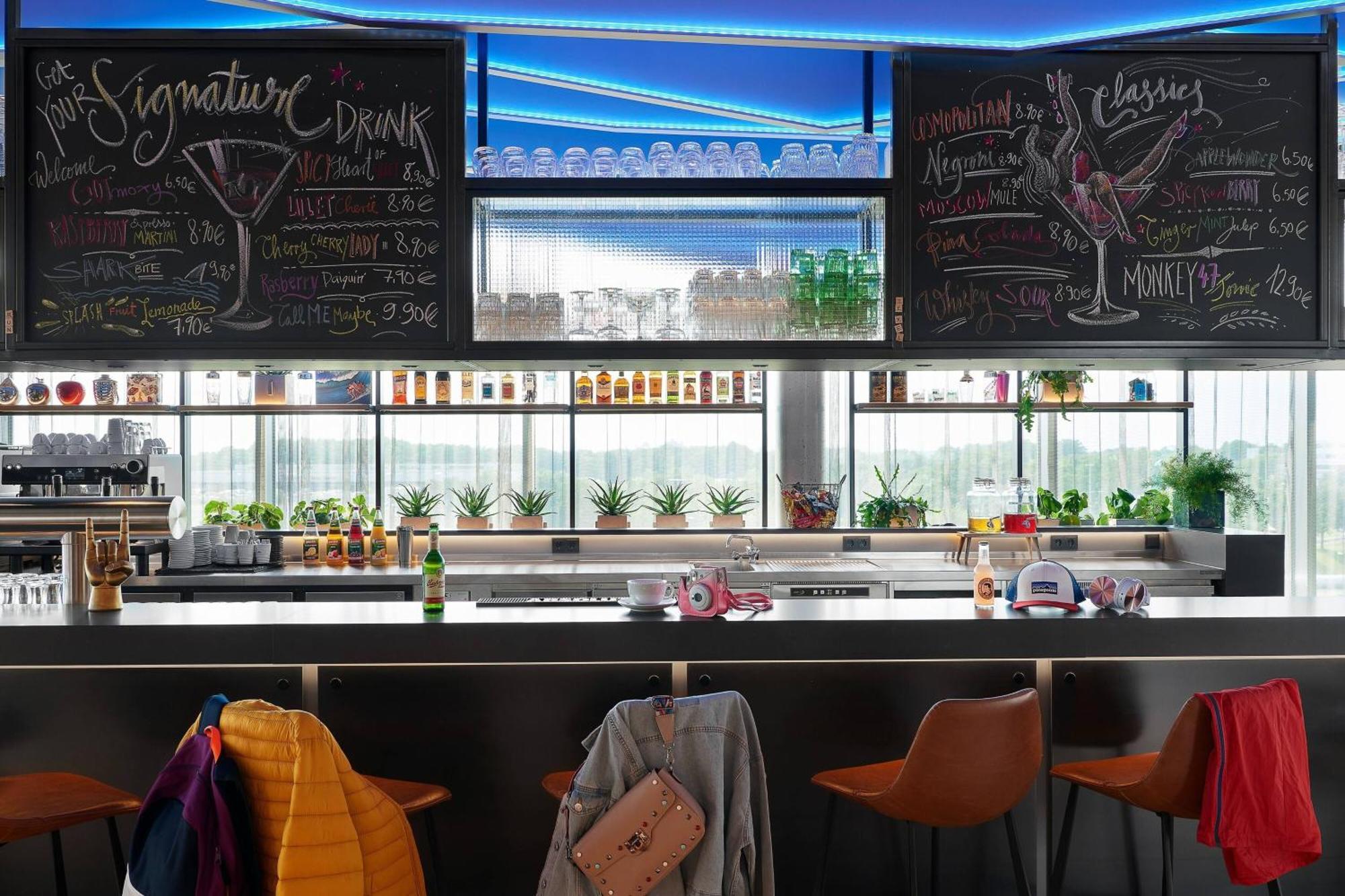 Moxy Bonn Airport Hotel Keulen